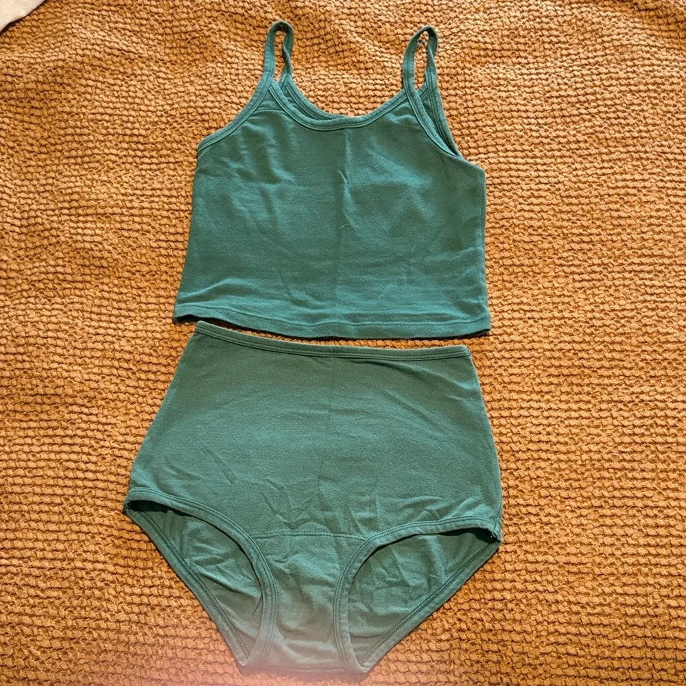 ARQ Cropped Tank & High Rise Undies Set - Picture 1 of 7